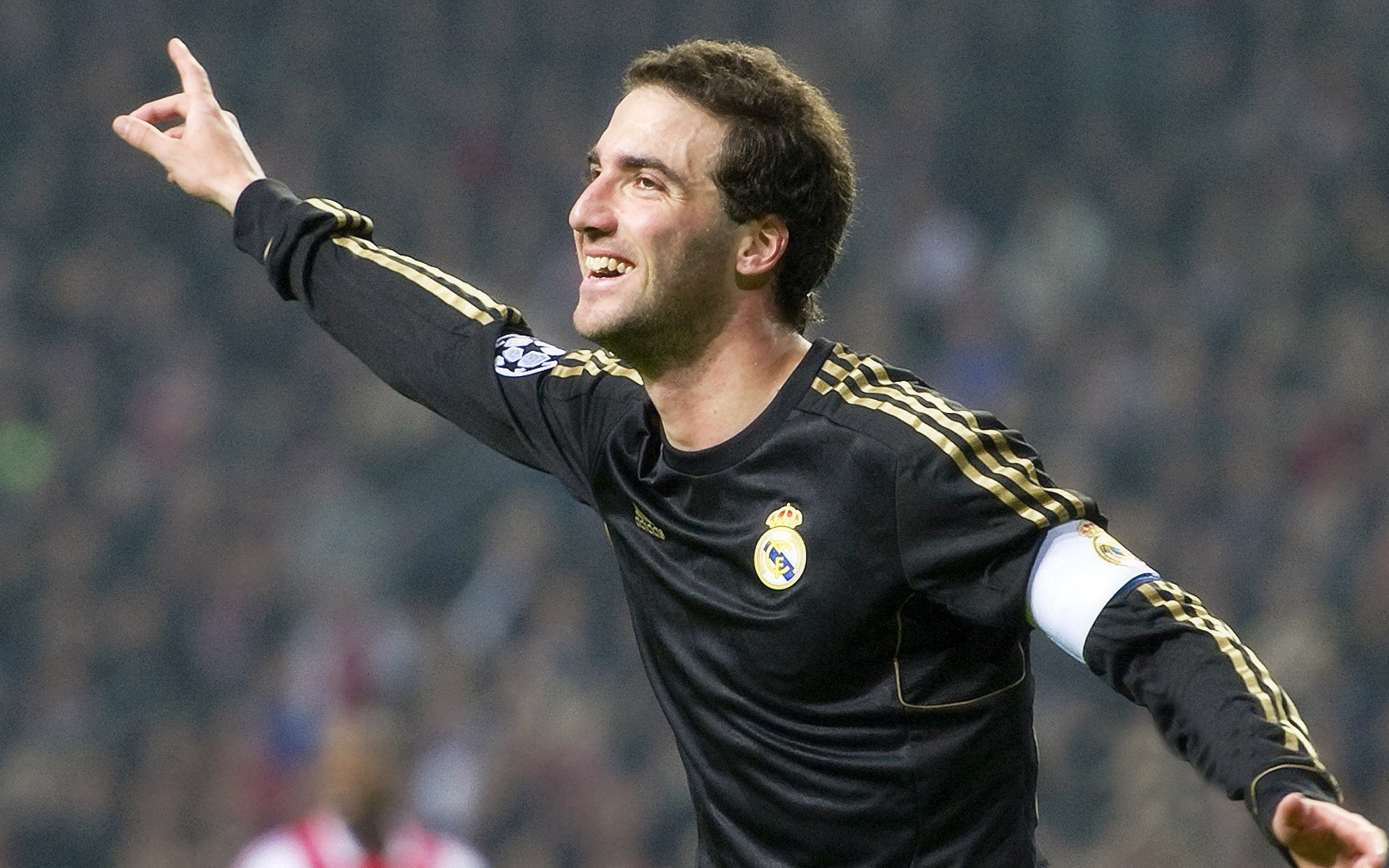 拉文贡献制胜表现，湖人绝杀黄蜂