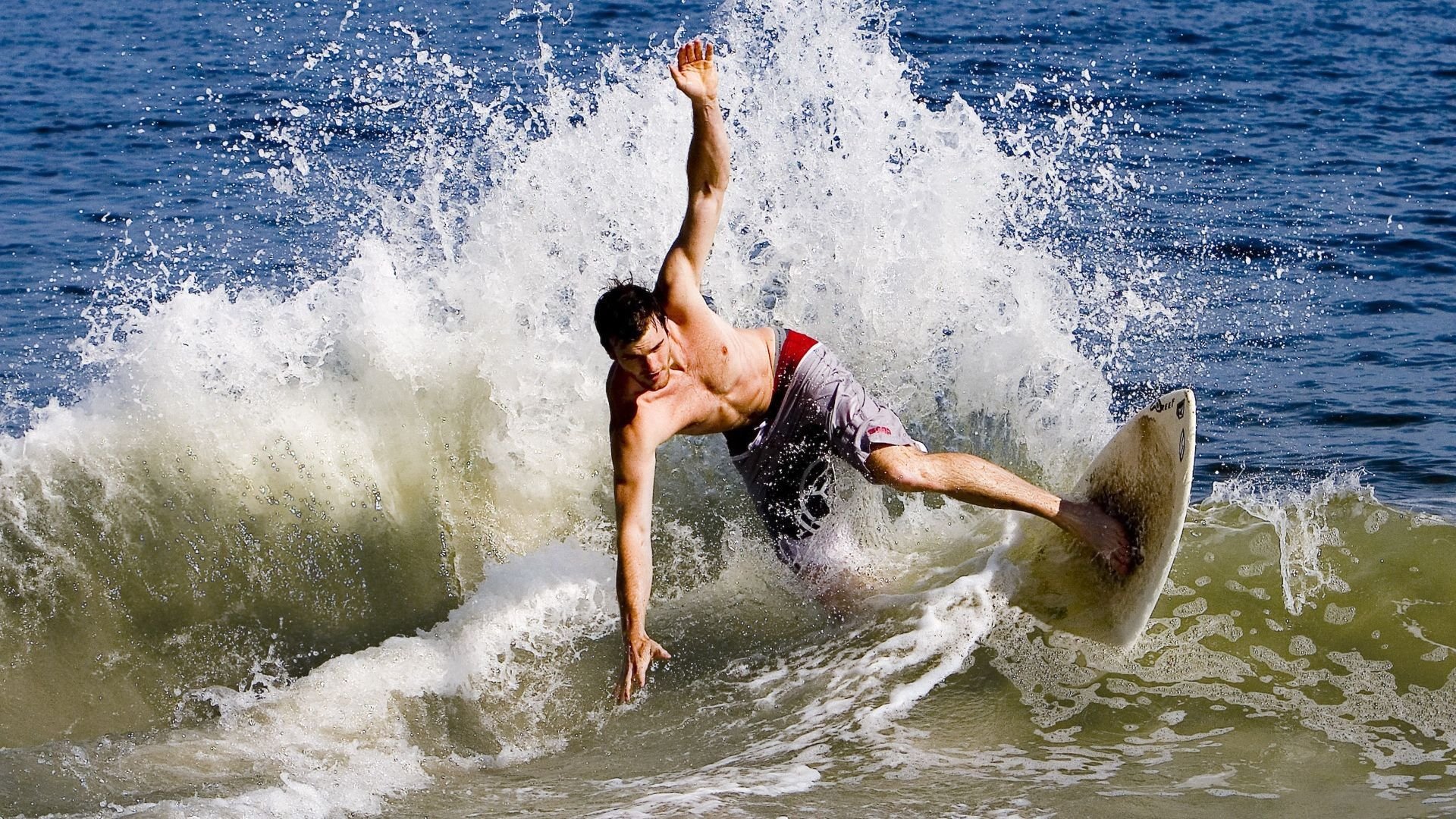 巴雷拉点燃蓝黑火焰，德国战车终场绝杀黄黑军团